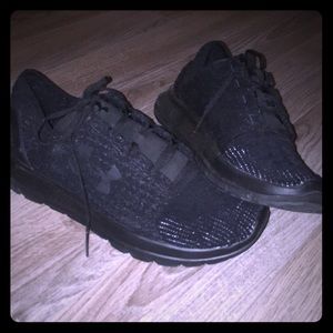 Under armour  black slingshot tennis shoes